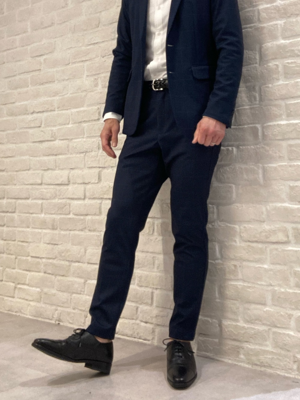 ブラック系のドレスシューズを着用したメンズの春コーディネートの2枚目の写真