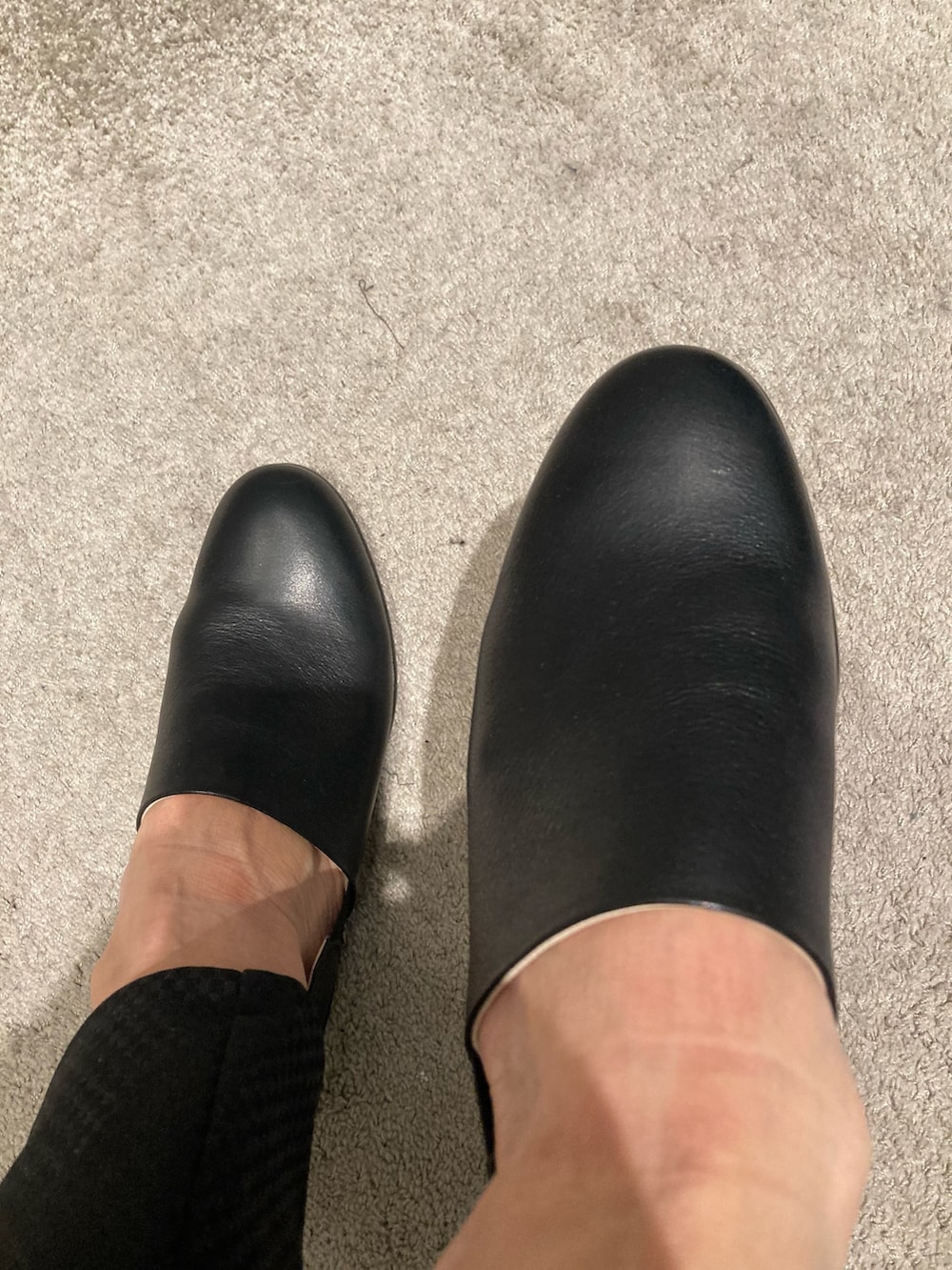 ブラック系のスリッポン、ブラック系のスリッポンを着用したメンズの冬コーディネートの4枚目の写真