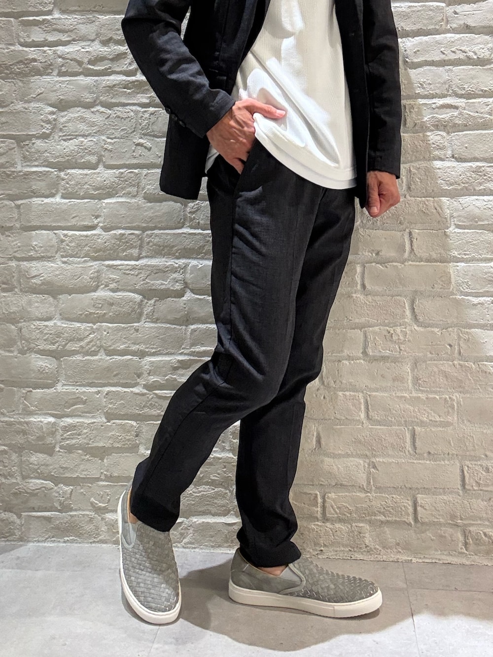 「スリッポン、スリッポンスニーカー、スニーカー、スニーカーコーデ、アルフレッド･バニスター(alfredoBANNISTER)、メッシュスリッポン、セットアップ」｜「alfredoBANNISTERの【一部店舗＋WEB限定】シャークソール クッション メッシュ スリッポン（スリッポン、グレー系）」を使った、nobgさん（メンズ・171cm）の夏コーディネートの2枚目の写真