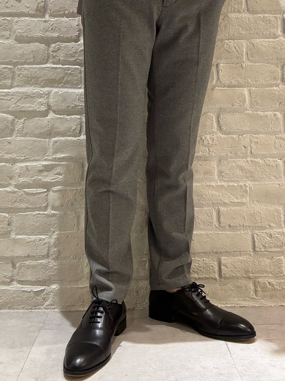 ブラック系のドレスシューズを着用したメンズの秋コーディネートの2枚目の写真