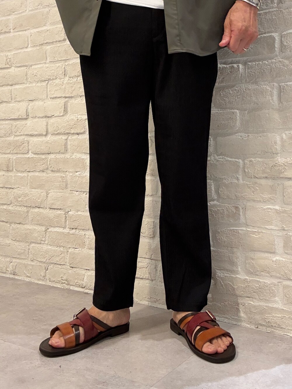 その他のサンダルを着用したメンズの夏コーディネートの2枚目の写真