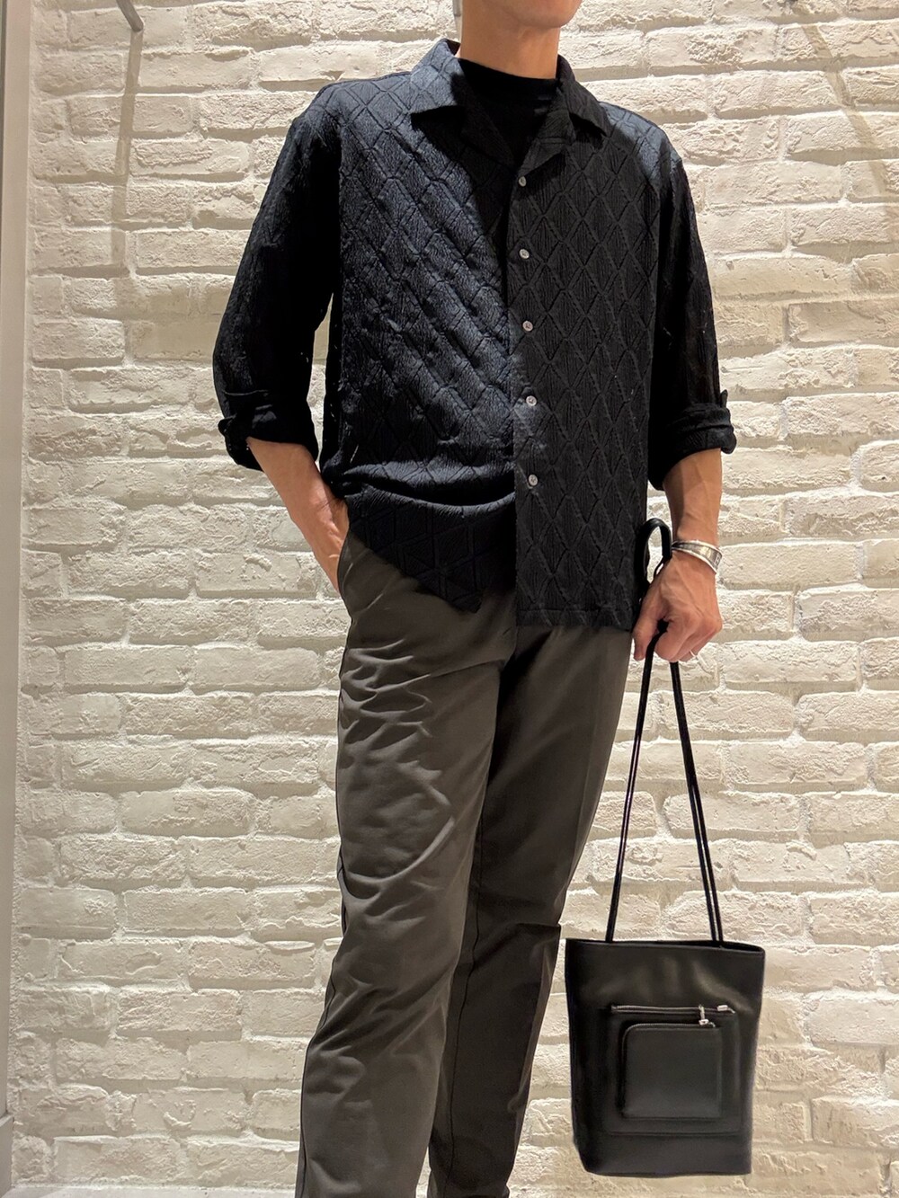 ブラック系のサンダル、ブラック系のショルダーバッグを着用したメンズの夏コーディネートの3枚目の写真