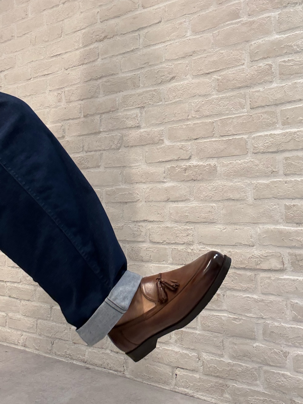 ブラウン系のローファーを着用したメンズの夏コーディネートの3枚目の写真