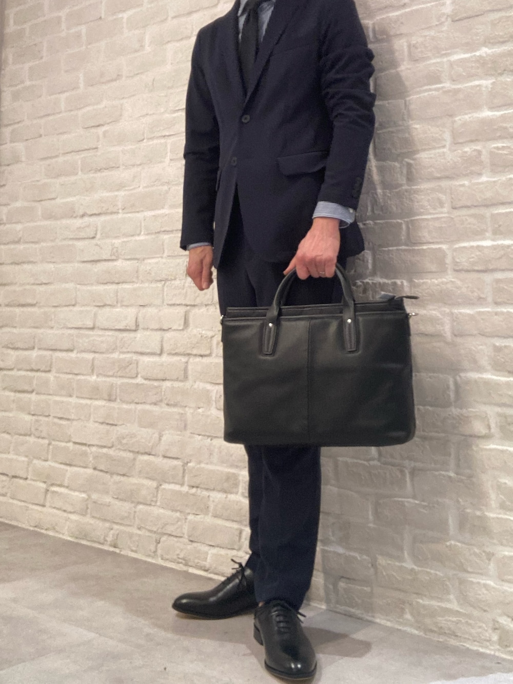 ブラック系のドレスシューズを着用したメンズの冬コーディネートの3枚目の写真