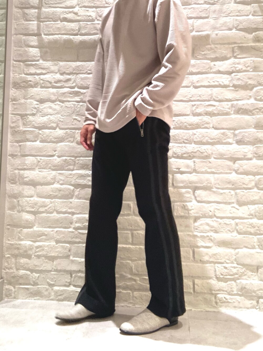 ベージュ系のスリッポン、ベージュ系のTシャツ/カットソーを着用したメンズの秋コーディネートの2枚目の写真