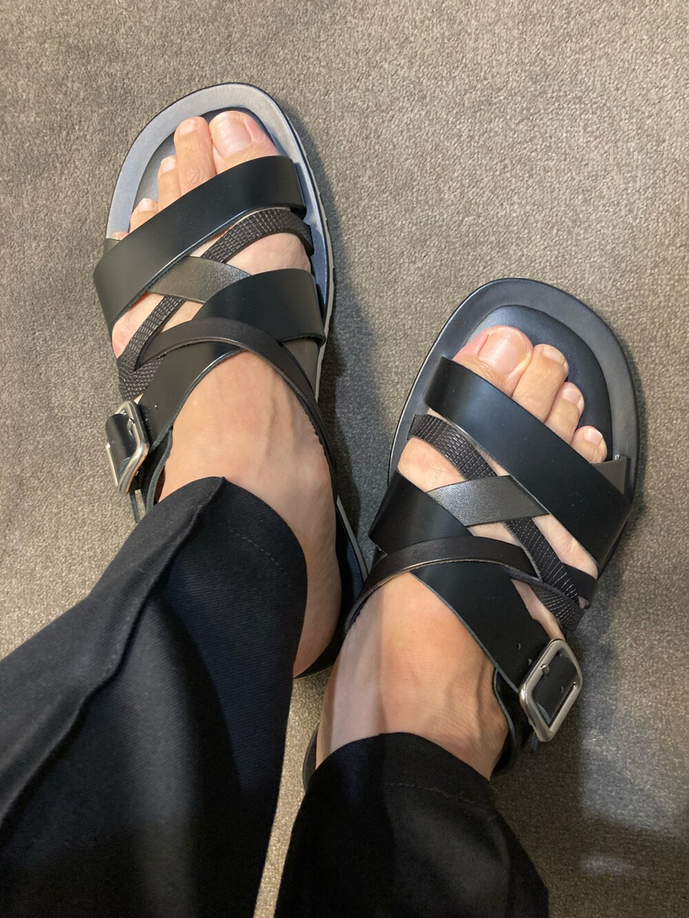 ブラック系のサンダル、ブラック系のその他パンツ、ブラック系のTシャツ/カットソーを着用したメンズの夏コーディネートの2枚目の写真