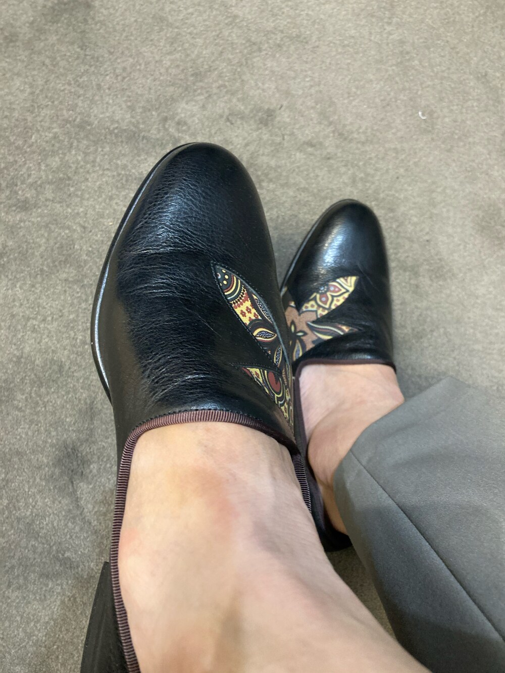 ブラック系のシャツ/ブラウス、ベージュ系のその他パンツ、その他のローファーを着用したメンズの夏コーディネートの4枚目の写真