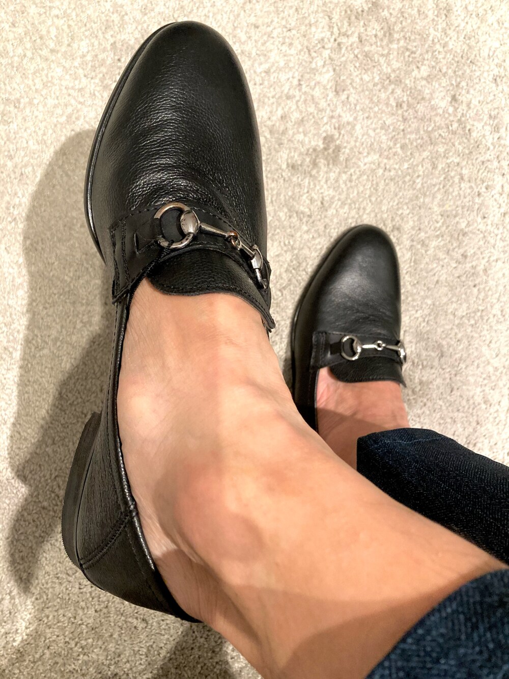 ブラック系のボディバッグ/ウエストポーチ、ブラック系のローファーを着用したメンズの秋コーディネートの5枚目の写真