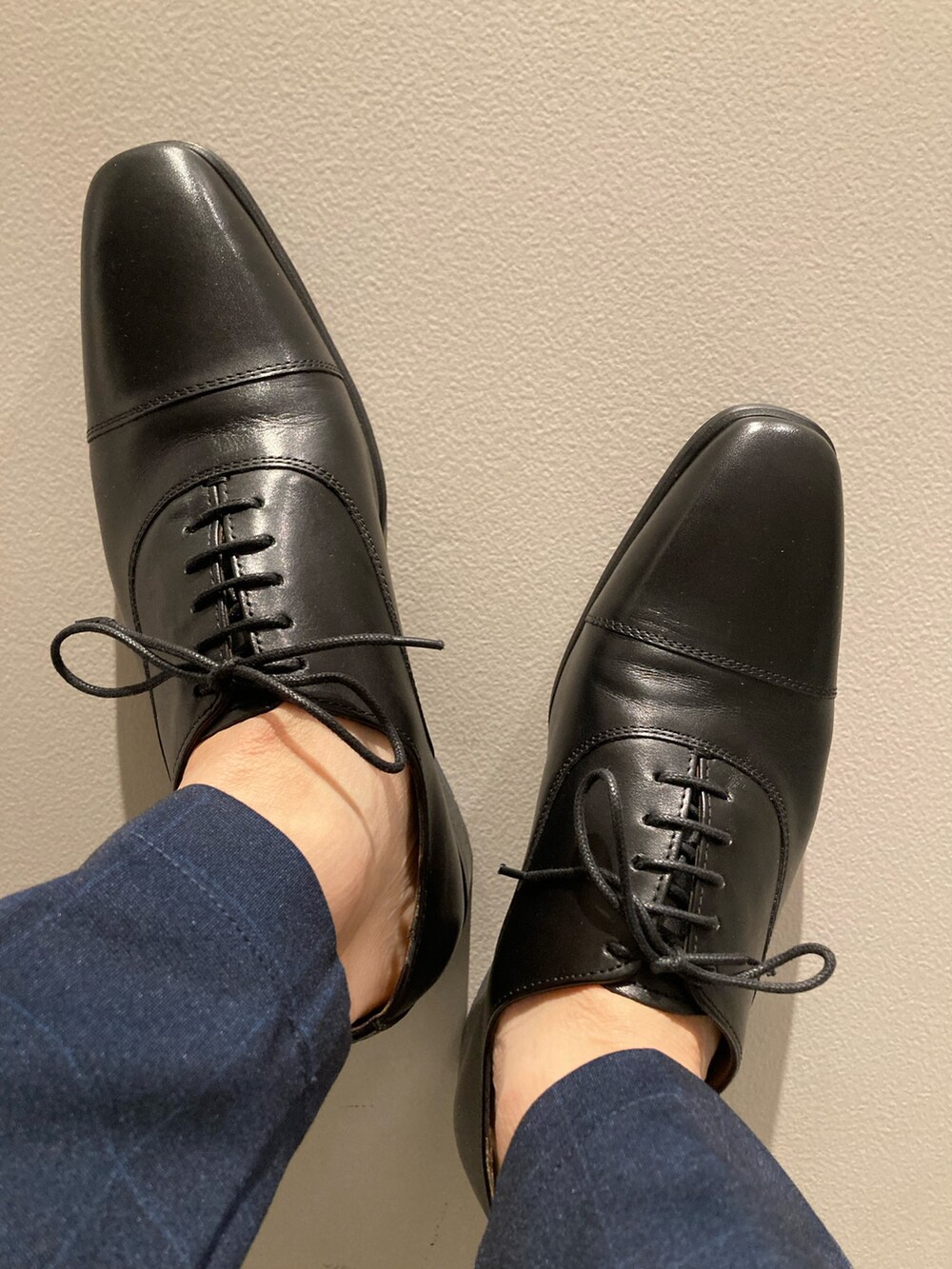 ブラック系のドレスシューズを着用したメンズの春コーディネートの4枚目の写真
