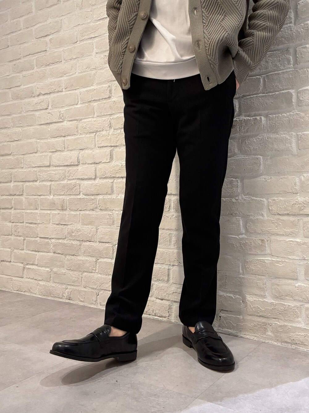 ブラック系のボディバッグ/ウエストポーチ、ブラック系のローファーを着用したメンズの秋コーディネートの2枚目の写真