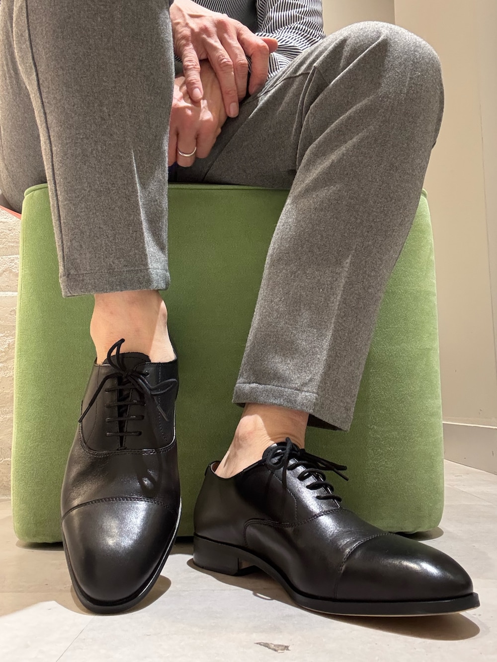 ブラック系のドレスシューズを着用したメンズの秋コーディネートの5枚目の写真