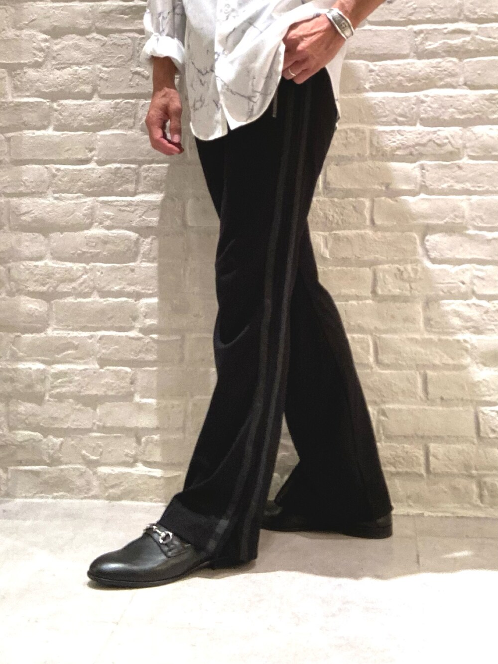 ブラック系のボディバッグ/ウエストポーチ、ブラック系のローファーを着用したメンズの秋コーディネートの3枚目の写真