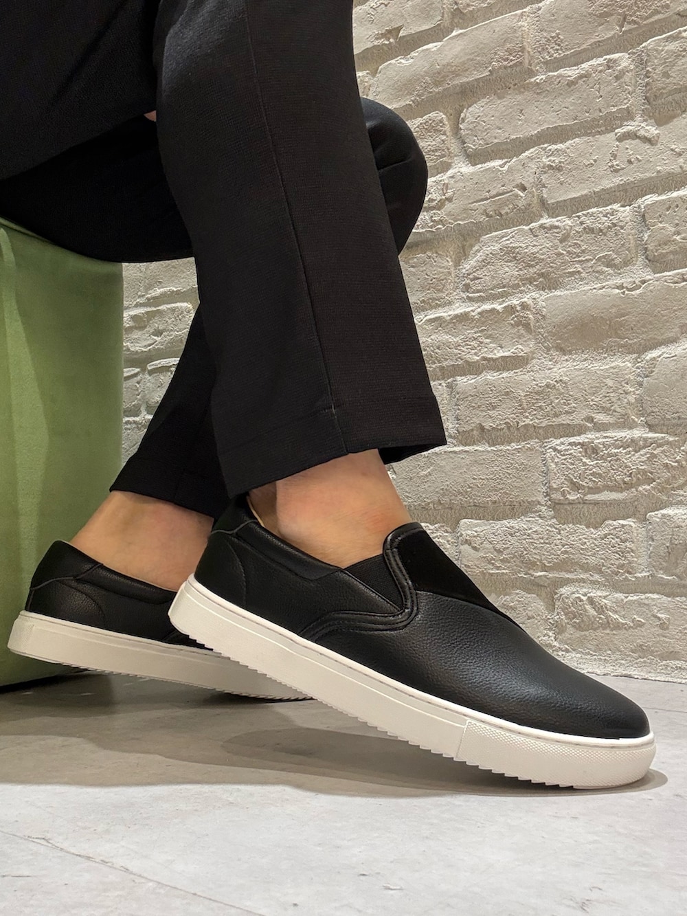 ブラック系のスニーカーを着用したメンズの春コーディネートの3枚目の写真