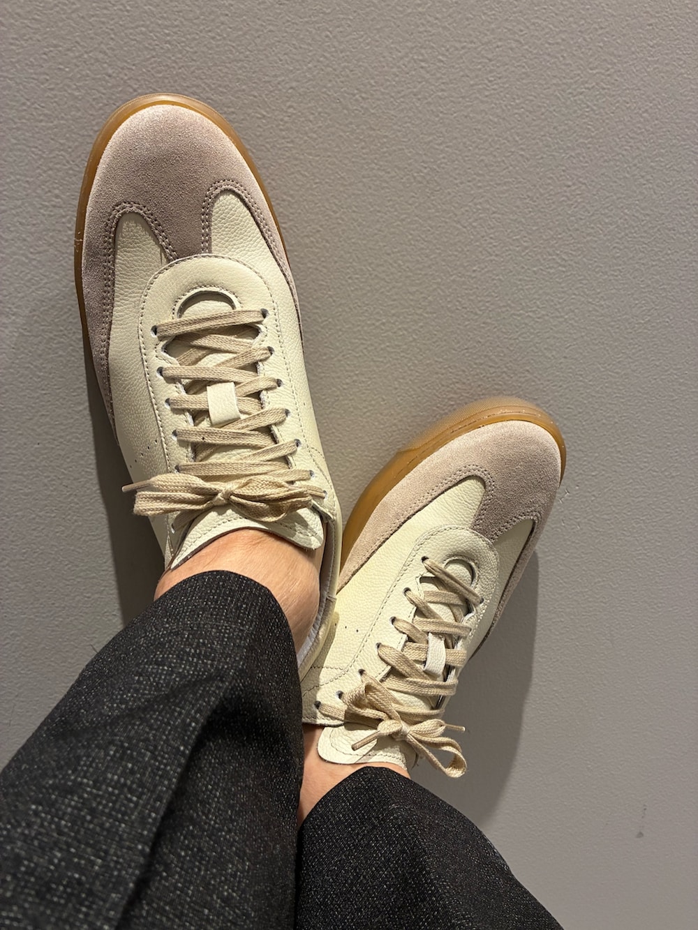 ベージュ系のスニーカーを着用したメンズの秋コーディネートの3枚目の写真