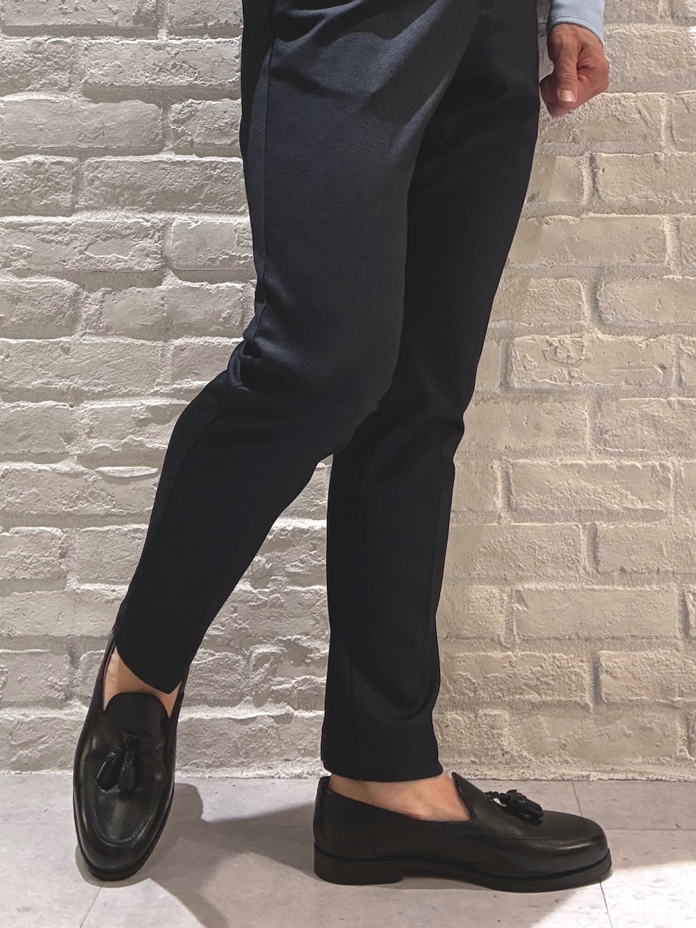 ブラック系のローファーを着用したメンズの秋コーディネートの3枚目の写真