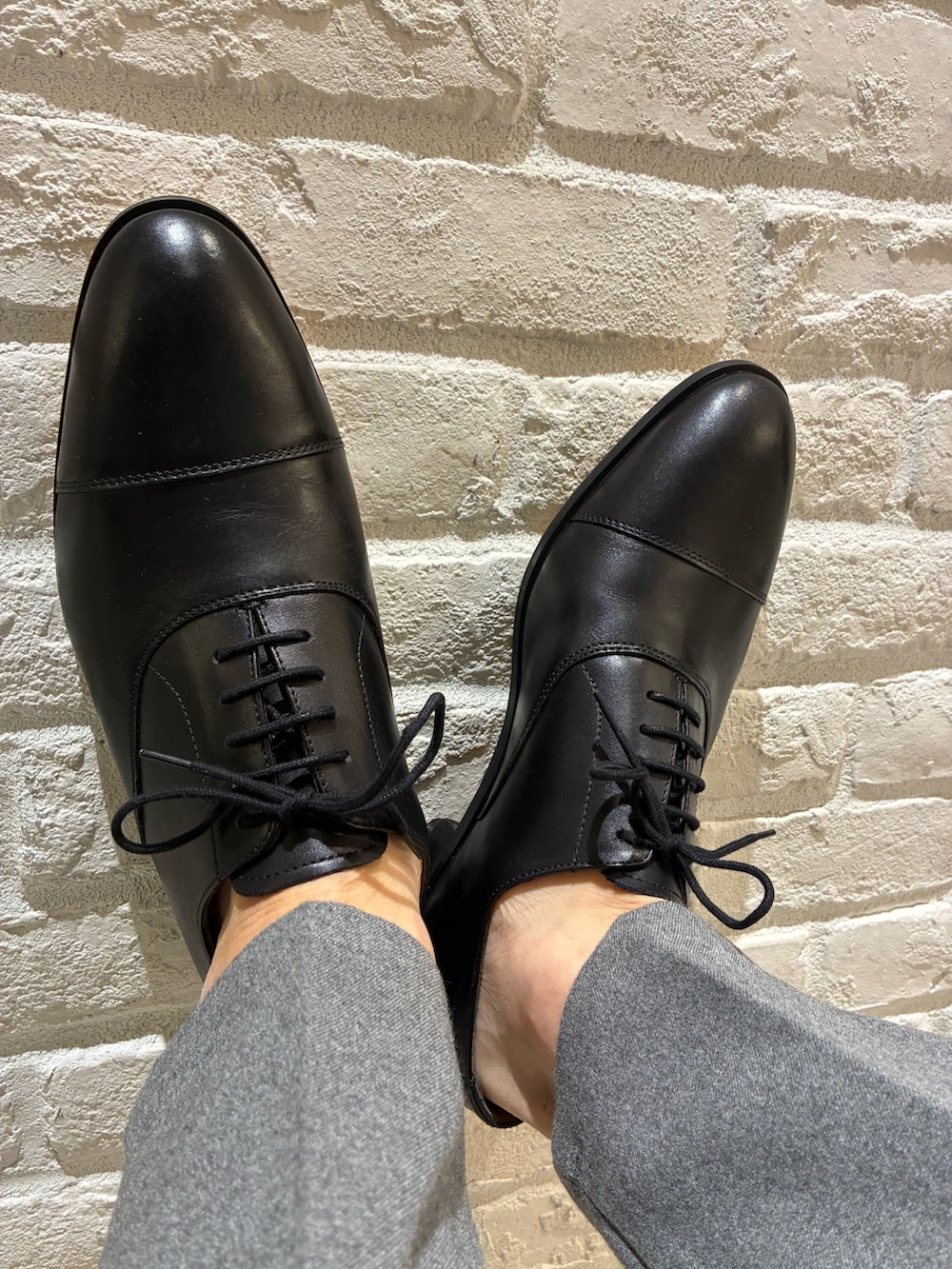 ブラック系のドレスシューズを着用したメンズの秋コーディネートの4枚目の写真