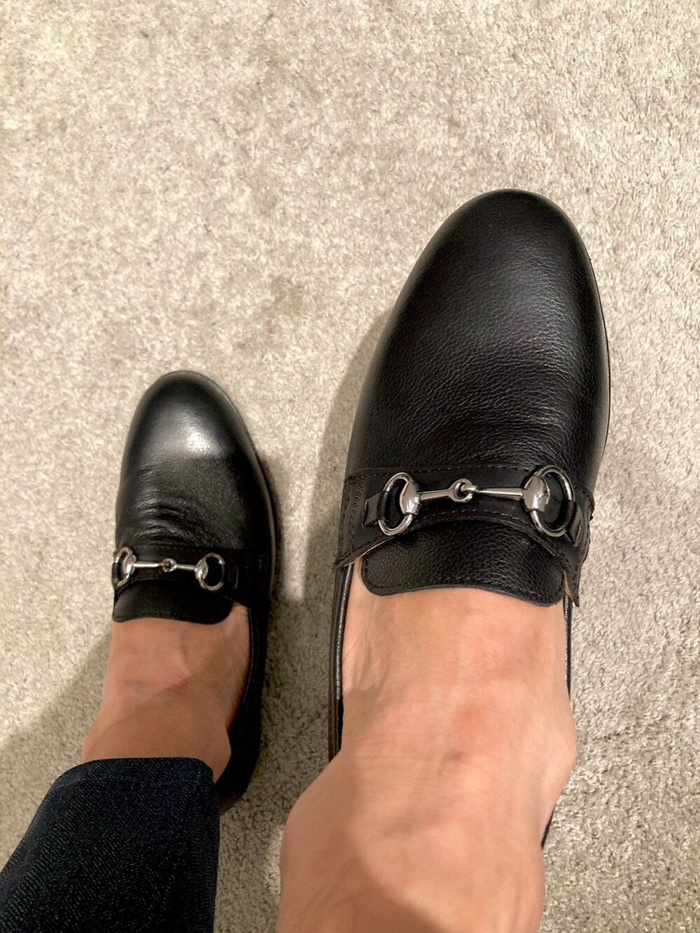 ブラック系のボディバッグ/ウエストポーチ、ブラック系のローファーを着用したメンズの秋コーディネートの4枚目の写真