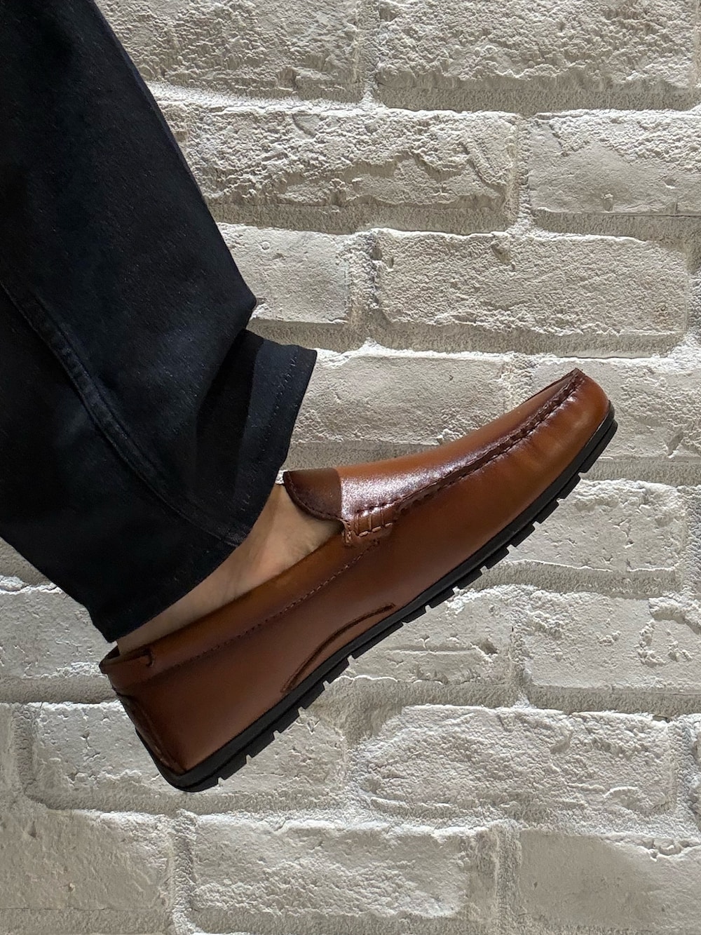 イエロー系のスリッポンを着用したメンズの春コーディネートの3枚目の写真