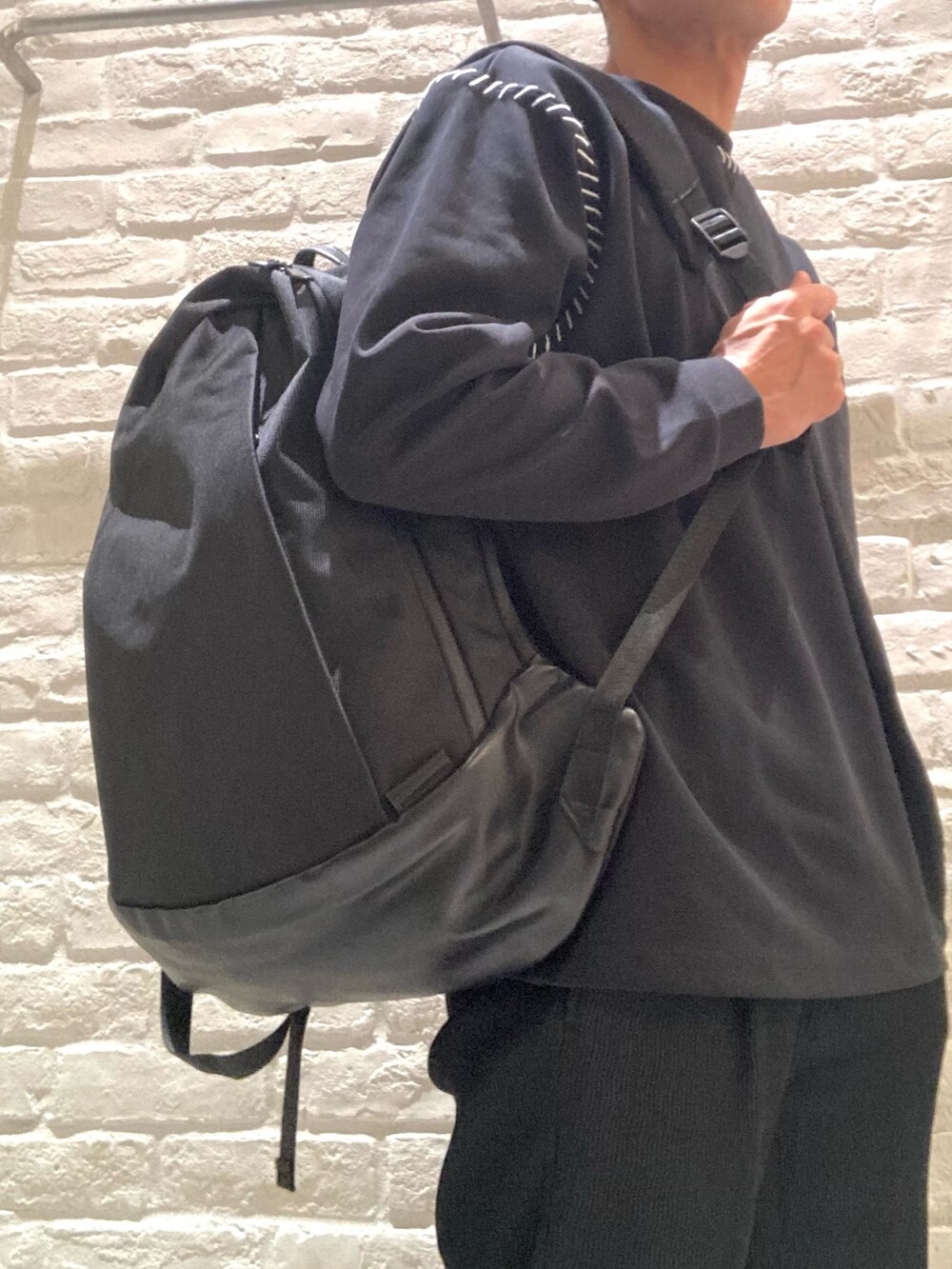 ブラック系のバックパック/リュック、グレー系のブーツを着用したメンズの秋コーディネートの4枚目の写真