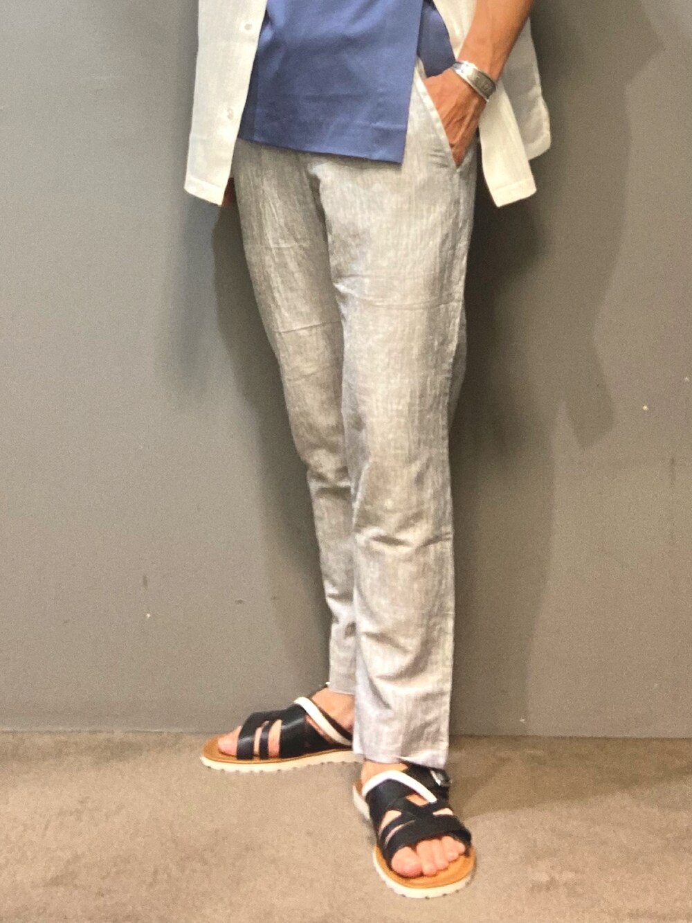 「サンダル、レザーサンダル、ホワイトコーデ、ホワイトシャツ、バンドカラーシャツ、シャツ好き集まれ、シャツスタイル、オトナカジュアル、初夏コーデ」|「5351 POUR LES HOMMESの楊柳バンドカラー 半袖シャツ(シャツ/ブラウス、ホワイト系)」を使った、nobgさん(メンズ・171cm)の夏コーディネートの2枚目の写真
