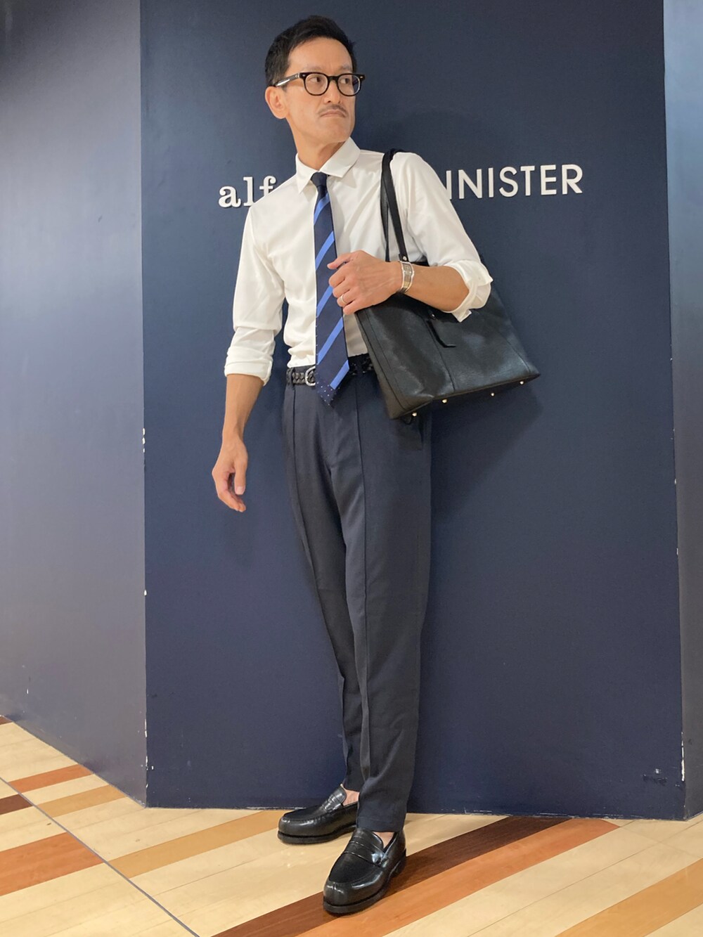 ホワイト系のシャツ/ブラウス、ブルー系のその他パンツ、ブラック系のトートバッグを着用したメンズの夏コーディネートの3枚目の写真