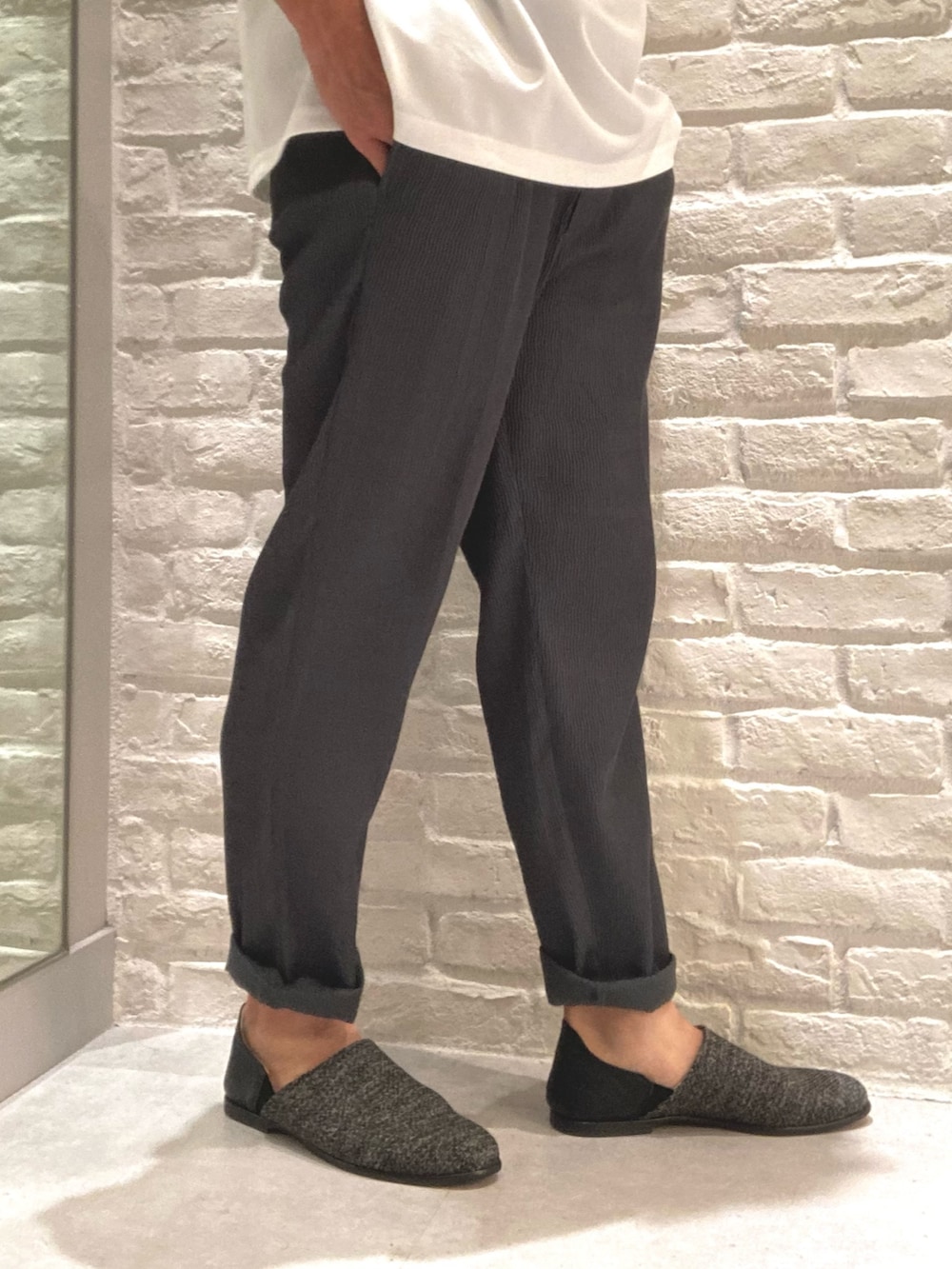 ブラック系のスリッポン、ブラック系のシャツ/ブラウス、グレー系のスラックスを着用したメンズの秋コーディネートの3枚目の写真