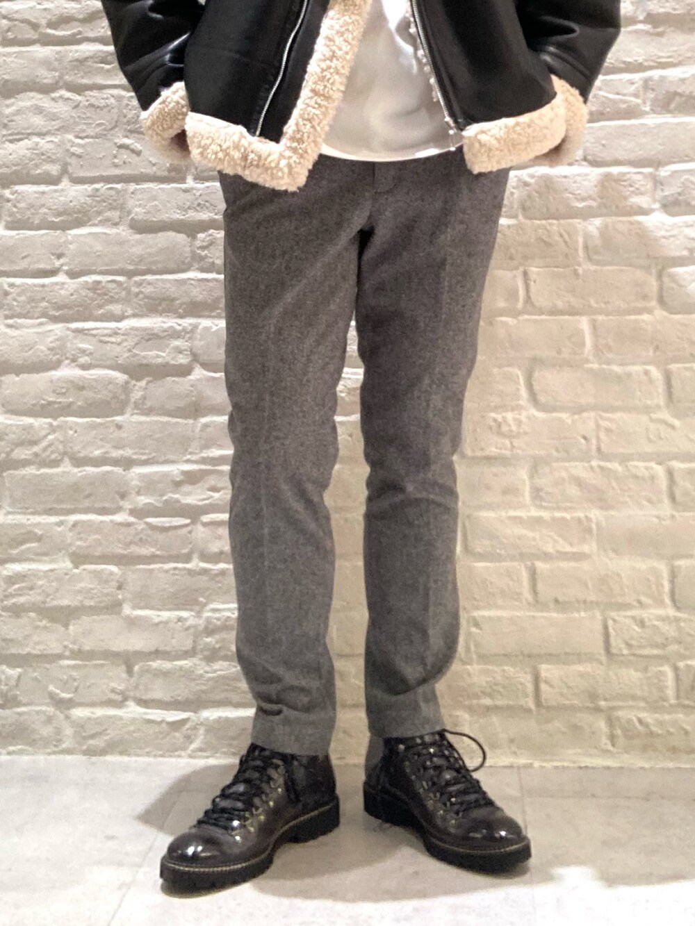 グレー系のブーツを着用したメンズの秋コーディネートの2枚目の写真