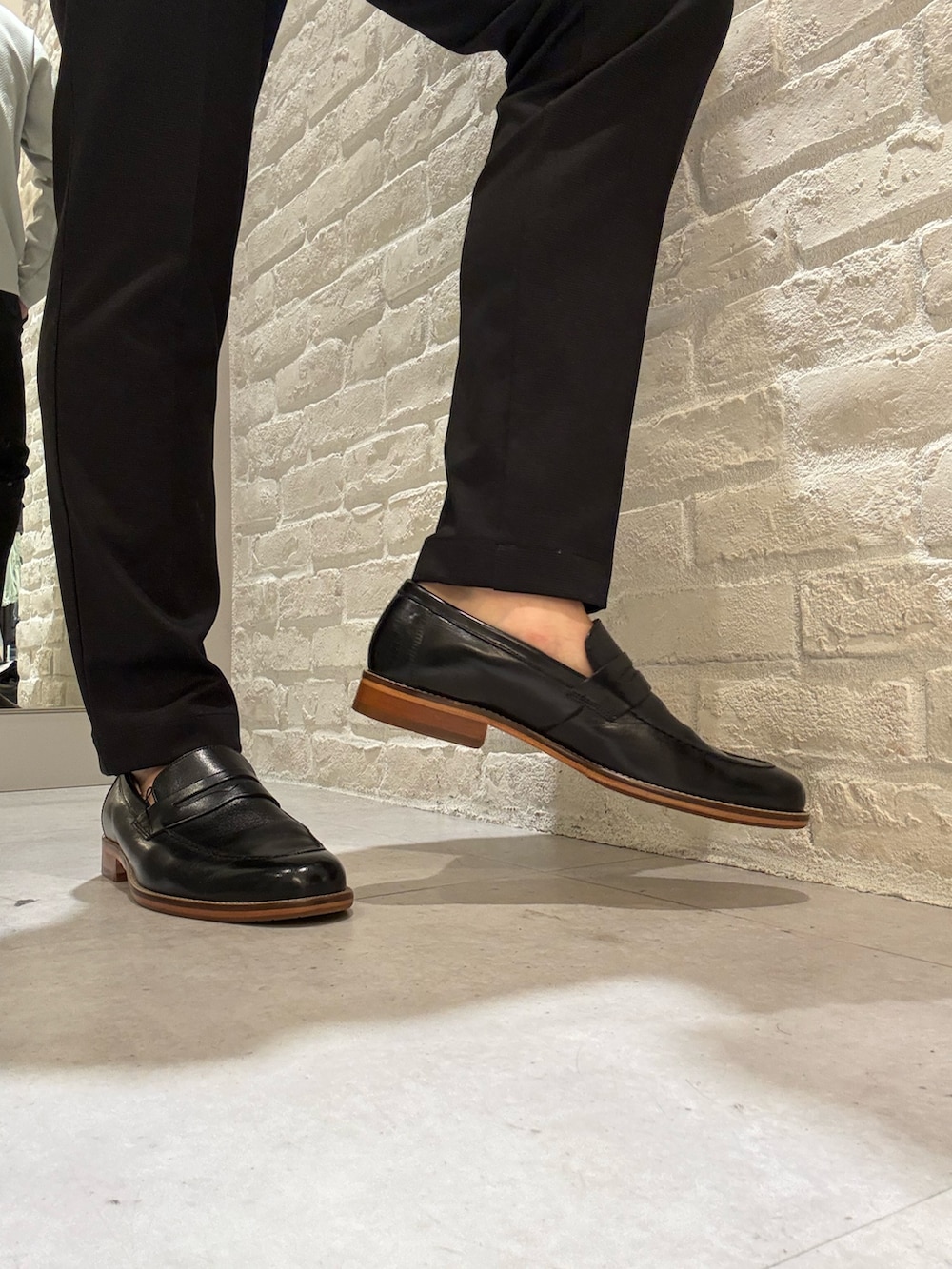 ブラック系のローファーを着用したメンズの春コーディネートの3枚目の写真