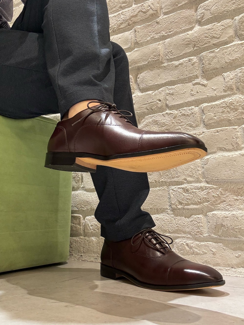 ブラウン系のドレスシューズを着用したメンズの春コーディネートの3枚目の写真