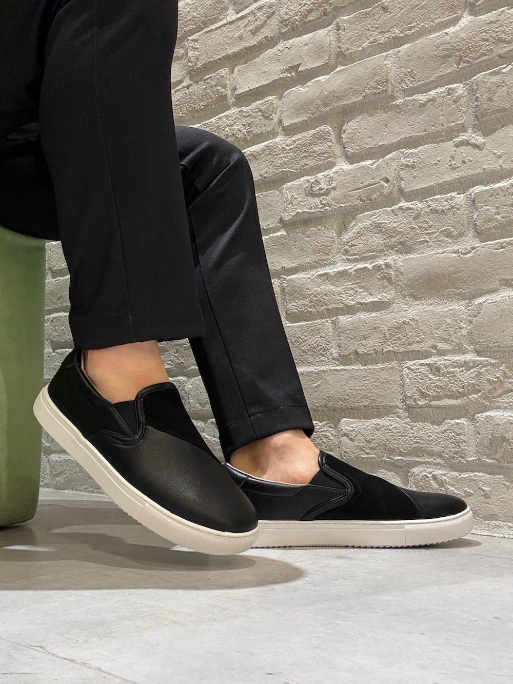 ブラック系のスニーカーを着用したメンズの春コーディネートの2枚目の写真