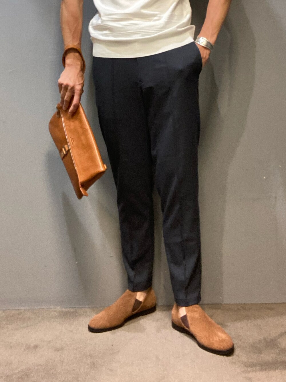 ホワイト系のTシャツ/カットソー、イエロー系のクラッチバッグ、ブルー系のその他パンツを着用したメンズの春コーディネートの3枚目の写真