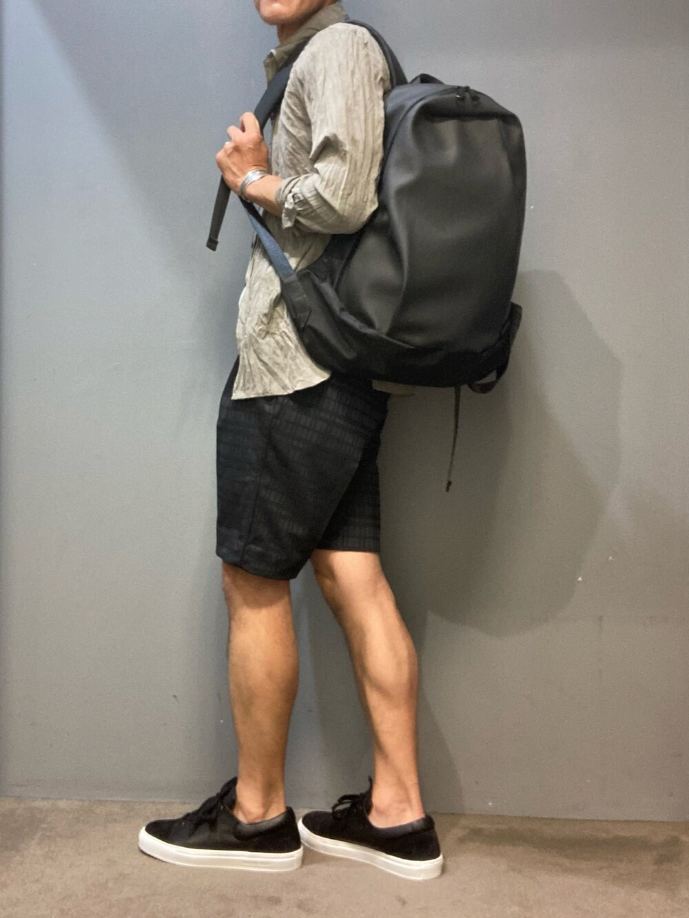 ブラック系のバックパック/リュック、ブラック系のスニーカー、ブラック系のその他パンツを着用したメンズの夏コーディネートの2枚目の写真