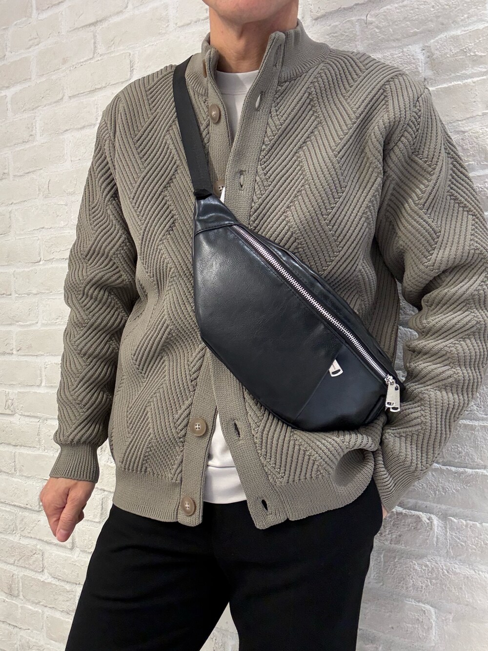 ブラック系のボディバッグ/ウエストポーチ、ブラック系のローファーを着用したメンズの秋コーディネートの3枚目の写真