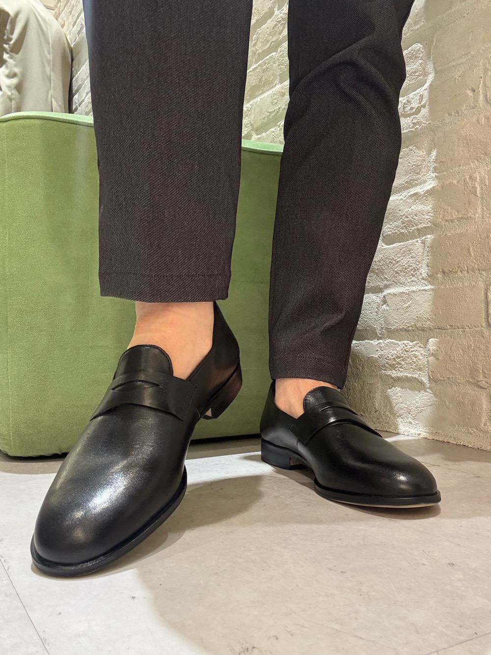 ブラック系のスリッポンを着用したメンズの春コーディネートの4枚目の写真