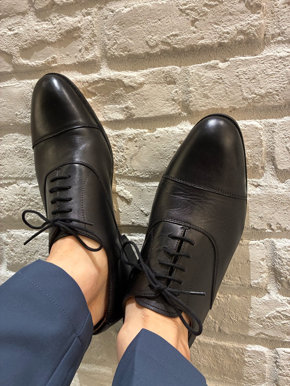 ブラック系のドレスシューズを着用したメンズの夏コーディネートの4枚目の写真