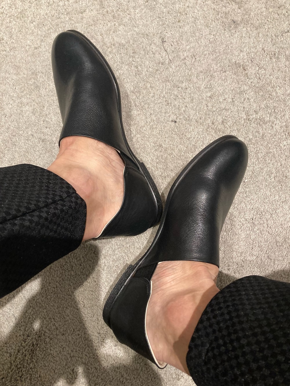 ブラック系のスリッポン、ブラック系のスリッポンを着用したメンズの冬コーディネートの3枚目の写真