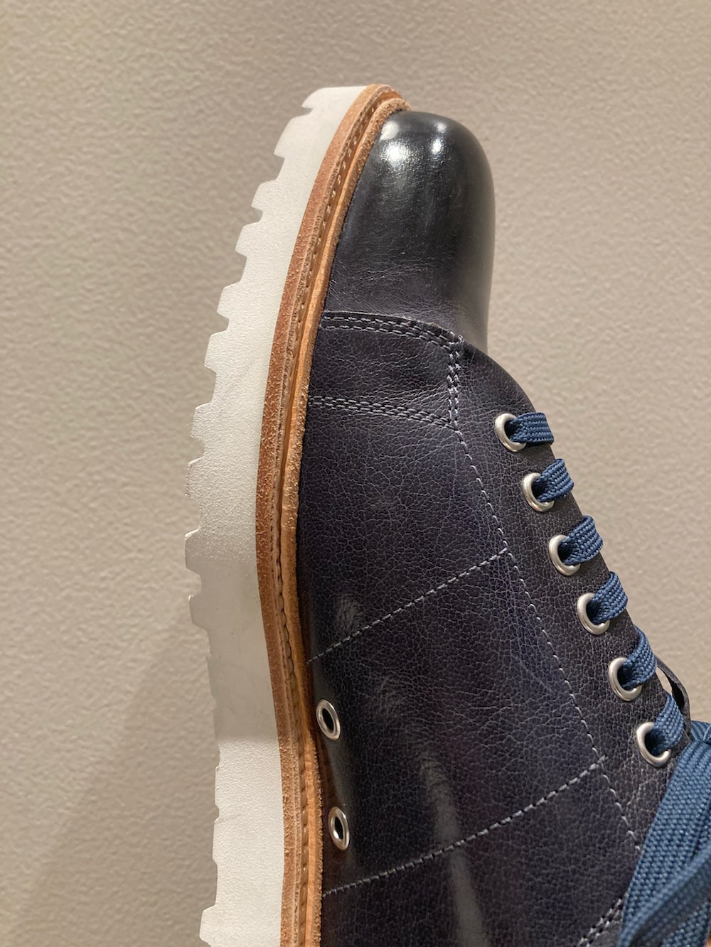 「ホワイトパンツ、ホワイトパンツコーデ、春コーデ、春服、スニーカー、スニーカーコーデ、レザースニーカー、革靴、アルフレッド･バニスター(alfredoBANNISTER)、オトナカジュアル、大人カジュアル、大人コーデ」｜「alfredoBANNISTERの【一部店舗＋WEB限定】レザー ウェルト 厚底ソール レースアップ スニーカー（スニーカー、ブルー系）」を使った、nobgさん（メンズ・171cm）の春コーディネートの5枚目の写真