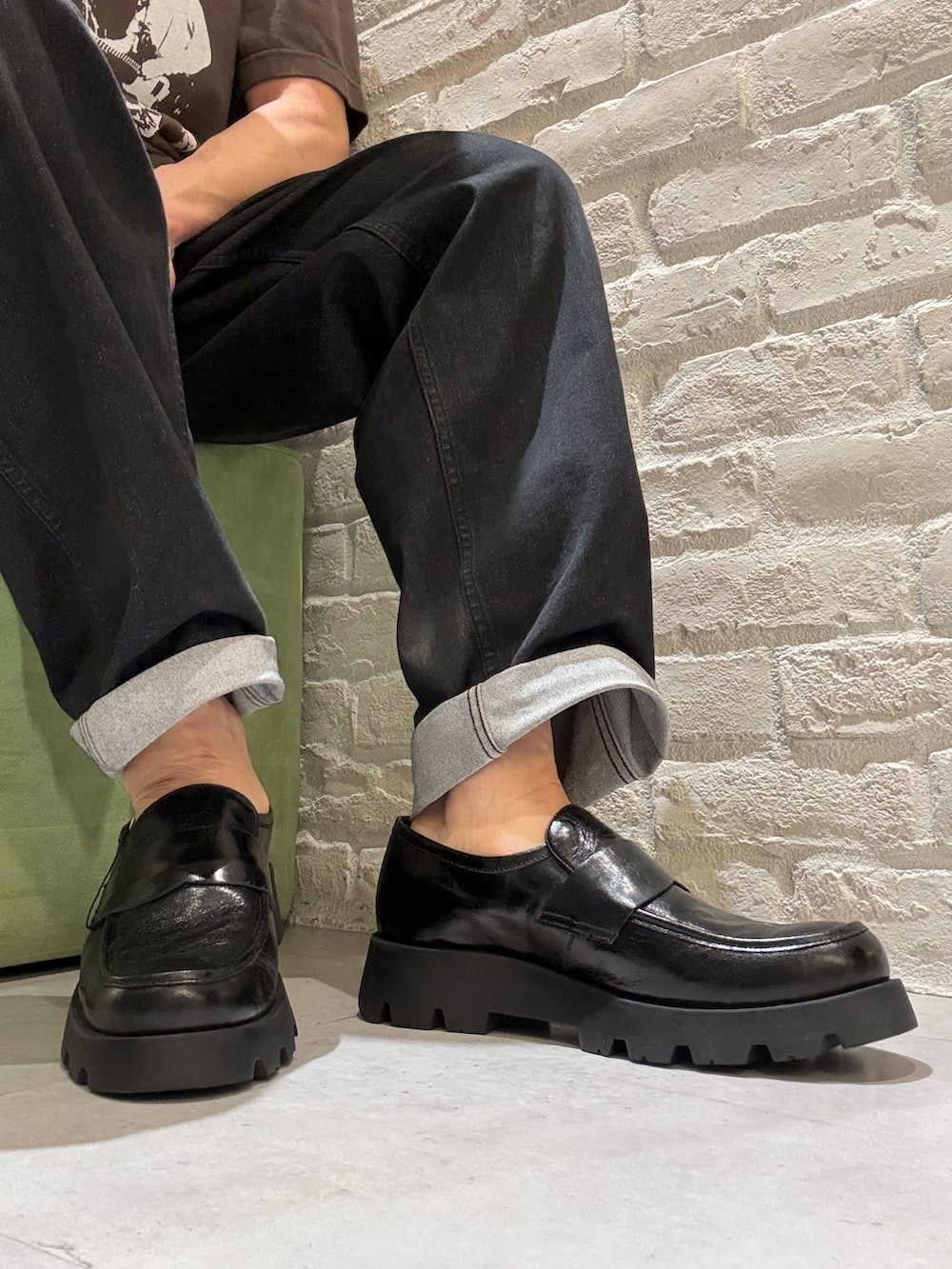 ブラック系のローファーを着用したメンズの春コーディネートの2枚目の写真
