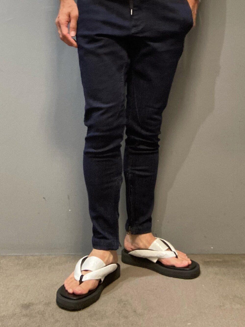 ホワイト系のシャツ/ブラウス、ホワイト系のTシャツ/カットソー、ブルー系のデニムパンツを着用したメンズの夏コーディネートの2枚目の写真