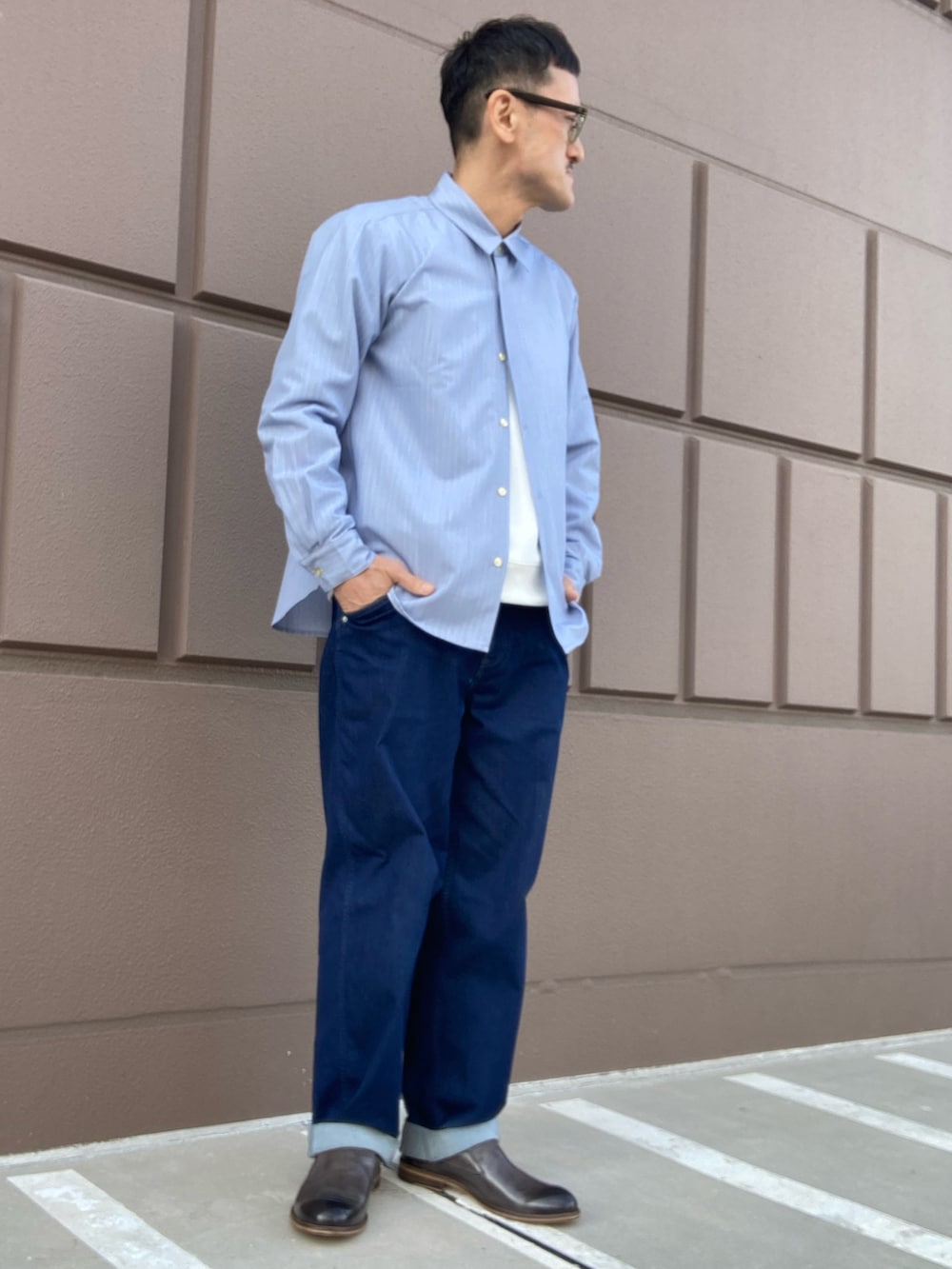 「スリッポン、スリッポン ヒール、レザースリッポン、ローファー、ローファーコーデ、アメカジコーデ、アメカジスタイル、ワイドパンツ、ワイドデニム、アルフレッド･バニスター(alfredoBANNISTER)」｜「alfredoBANNISTERの【WEB別注】プレーントゥ スリッポン（スリッポン、グレー系）」を使った、nobgさん（メンズ・171cm）の春コーディネートの2枚目の写真