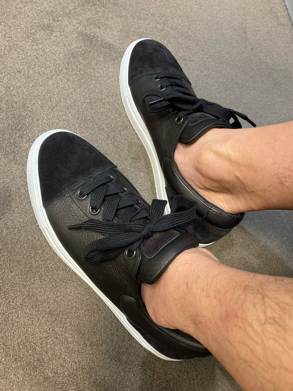 ブラック系のバックパック/リュック、ブラック系のスニーカー、ブラック系のその他パンツを着用したメンズの夏コーディネートの5枚目の写真