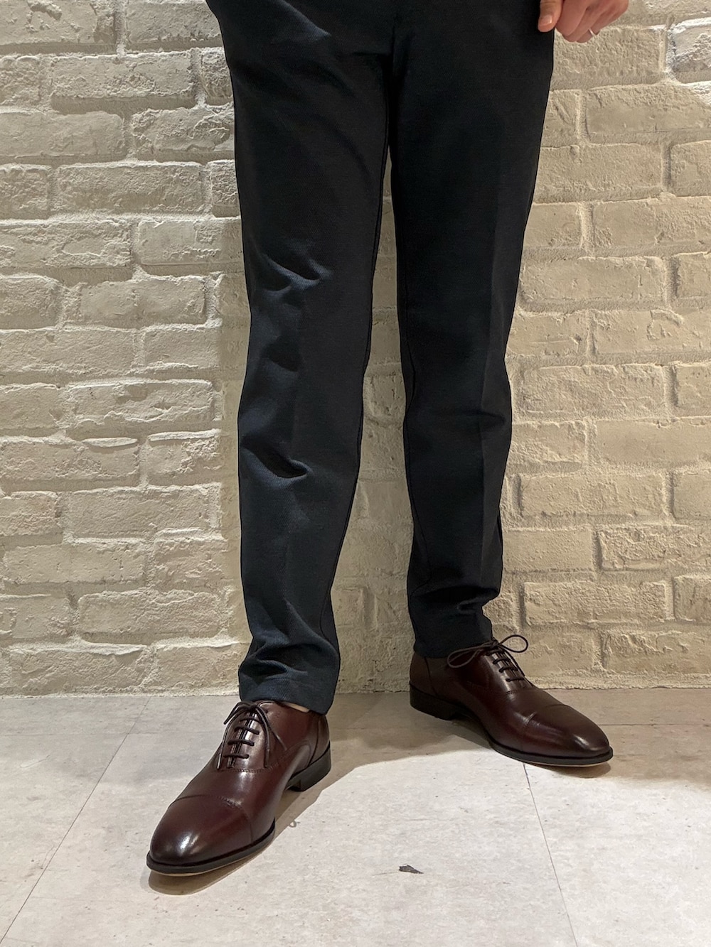 ブラウン系のドレスシューズを着用したメンズの春コーディネートの2枚目の写真