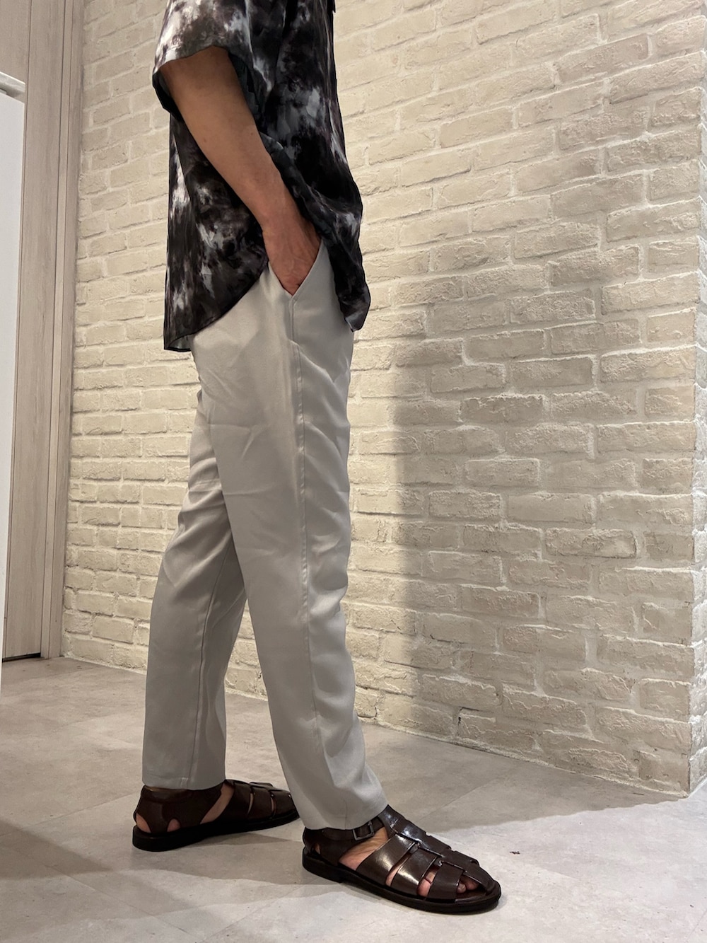 「サンダル、サンダルコーデ、レザーサンダル、グルカサンダル、アルフレッド･バニスター(alfredoBANNISTER)、柄シャツ、シャツスタイル、シャツコーデ」｜「alfredoBANNISTERのオールレザーグルカサンダル（サンダル、ブラウン系）」を使った、nobgさん（メンズ・171cm）の夏コーディネートの2枚目の写真