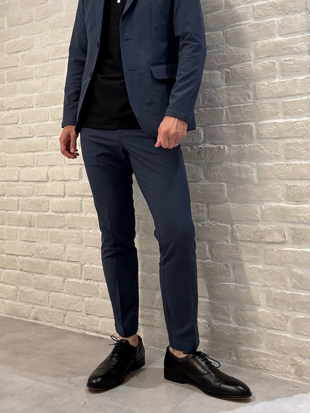 ブラック系のドレスシューズを着用したメンズの夏コーディネートの2枚目の写真