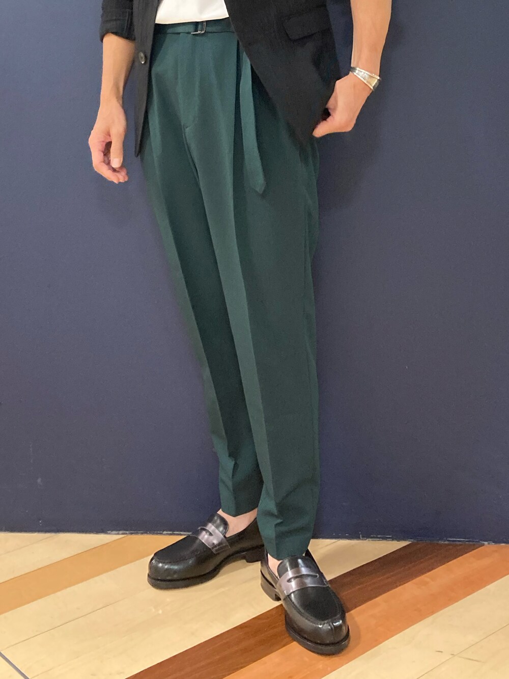 ブラック系のテーラードジャケット、ホワイト系のTシャツ/カットソー、グリーン系のその他パンツを着用したメンズの夏コーディネートの2枚目の写真