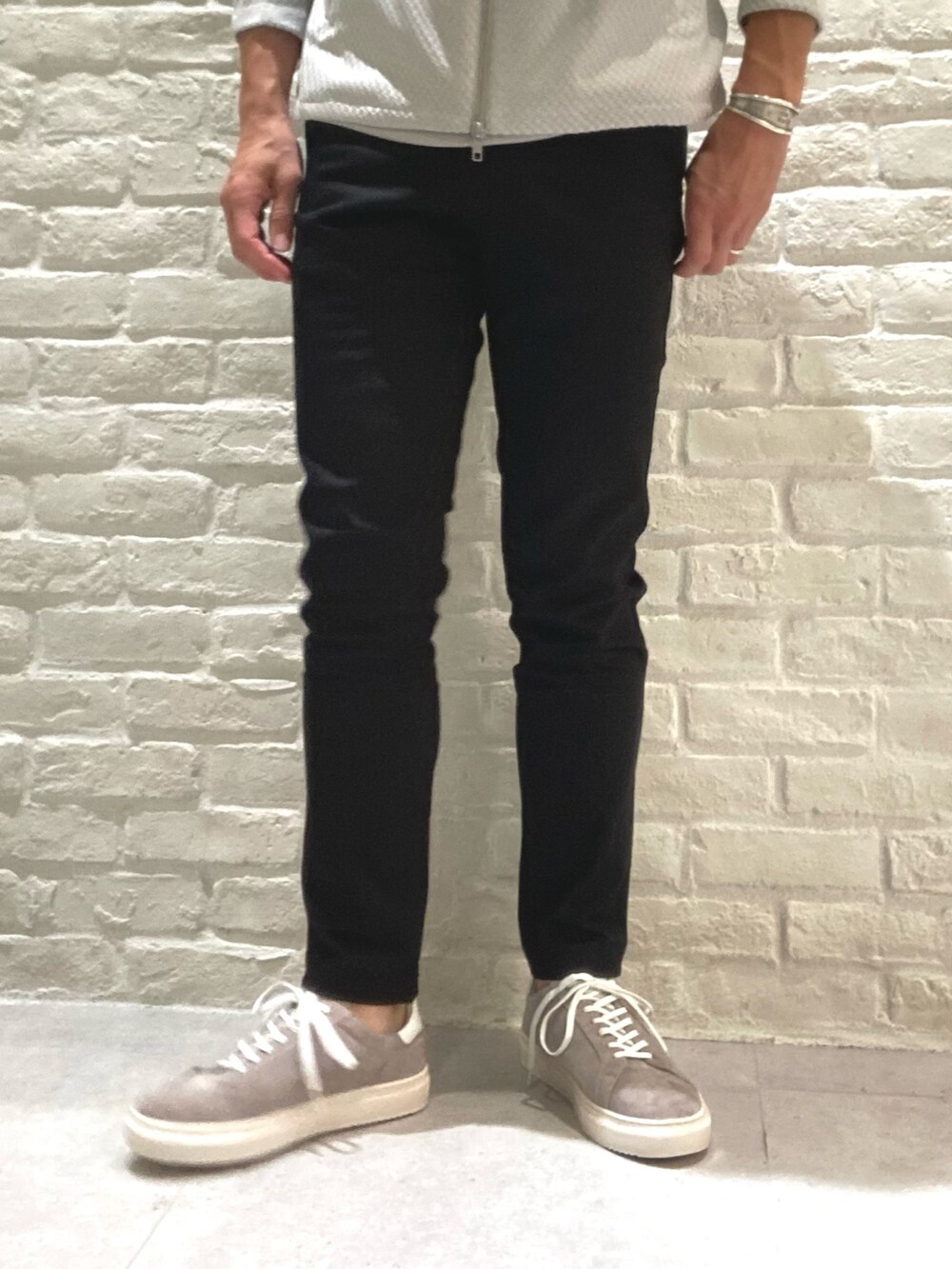 グレー系のスニーカーを着用したメンズの秋コーディネートの3枚目の写真