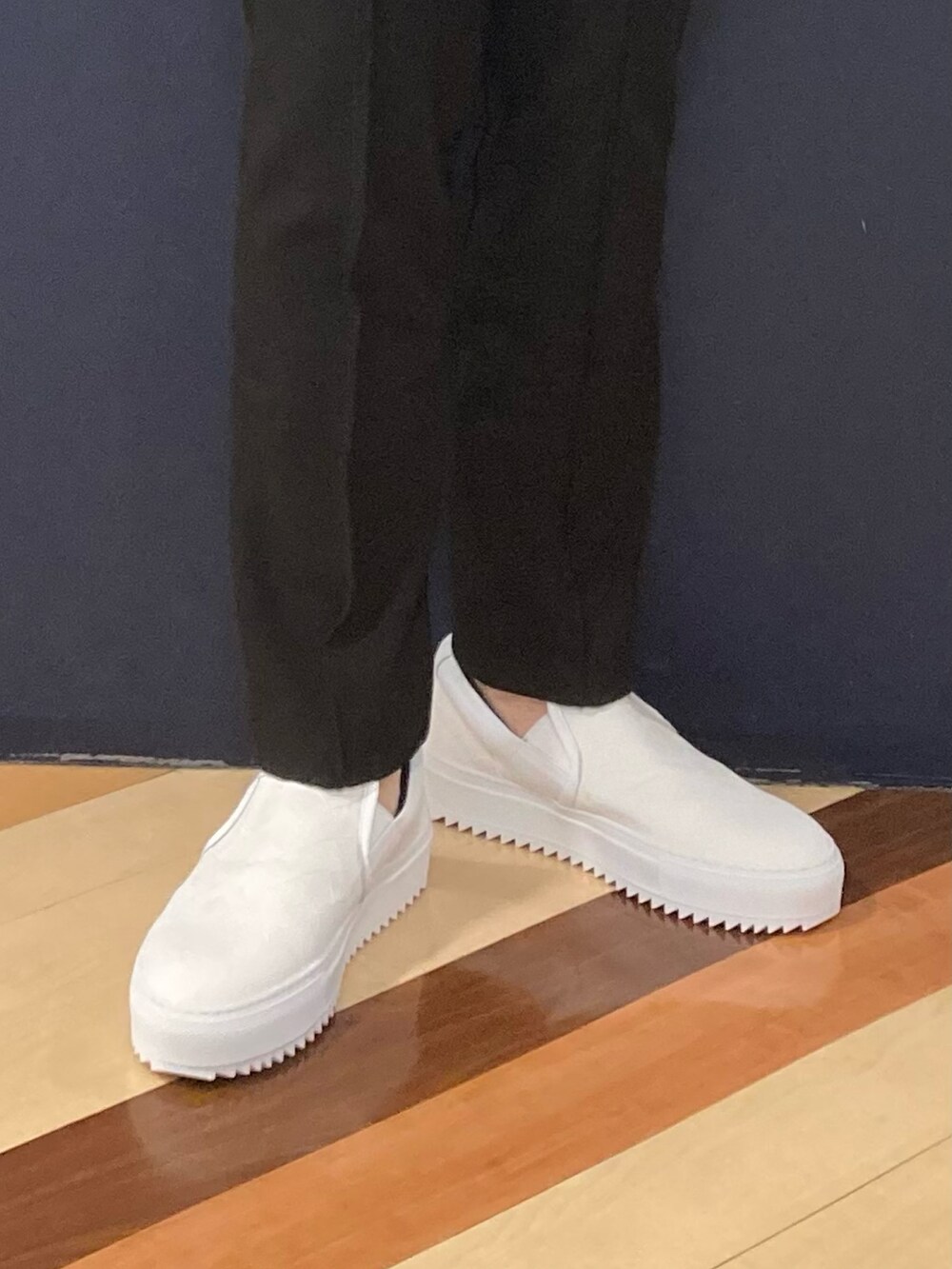 ブラック系のテーラードジャケット、その他のニット/セーター、ブラック系のスラックスを着用したメンズの冬コーディネートの2枚目の写真