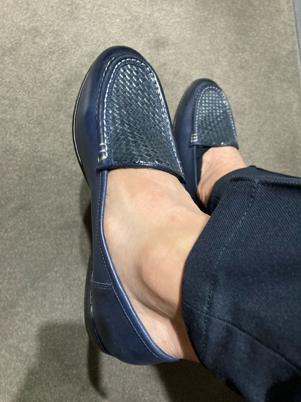 ブルー系のスリッポン、ブルー系のトートバッグ、ホワイト系のテーラードジャケットを着用したメンズの春コーディネートの5枚目の写真