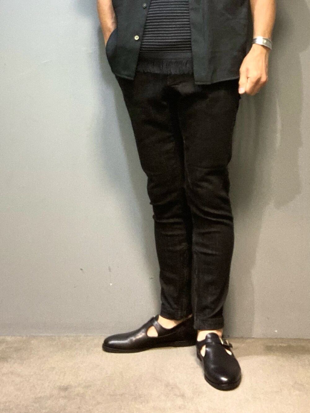 ブラック系のシャツ/ブラウス、ブラック系のTシャツ/カットソー、ブラック系のデニムパンツを着用したメンズの夏コーディネートの2枚目の写真