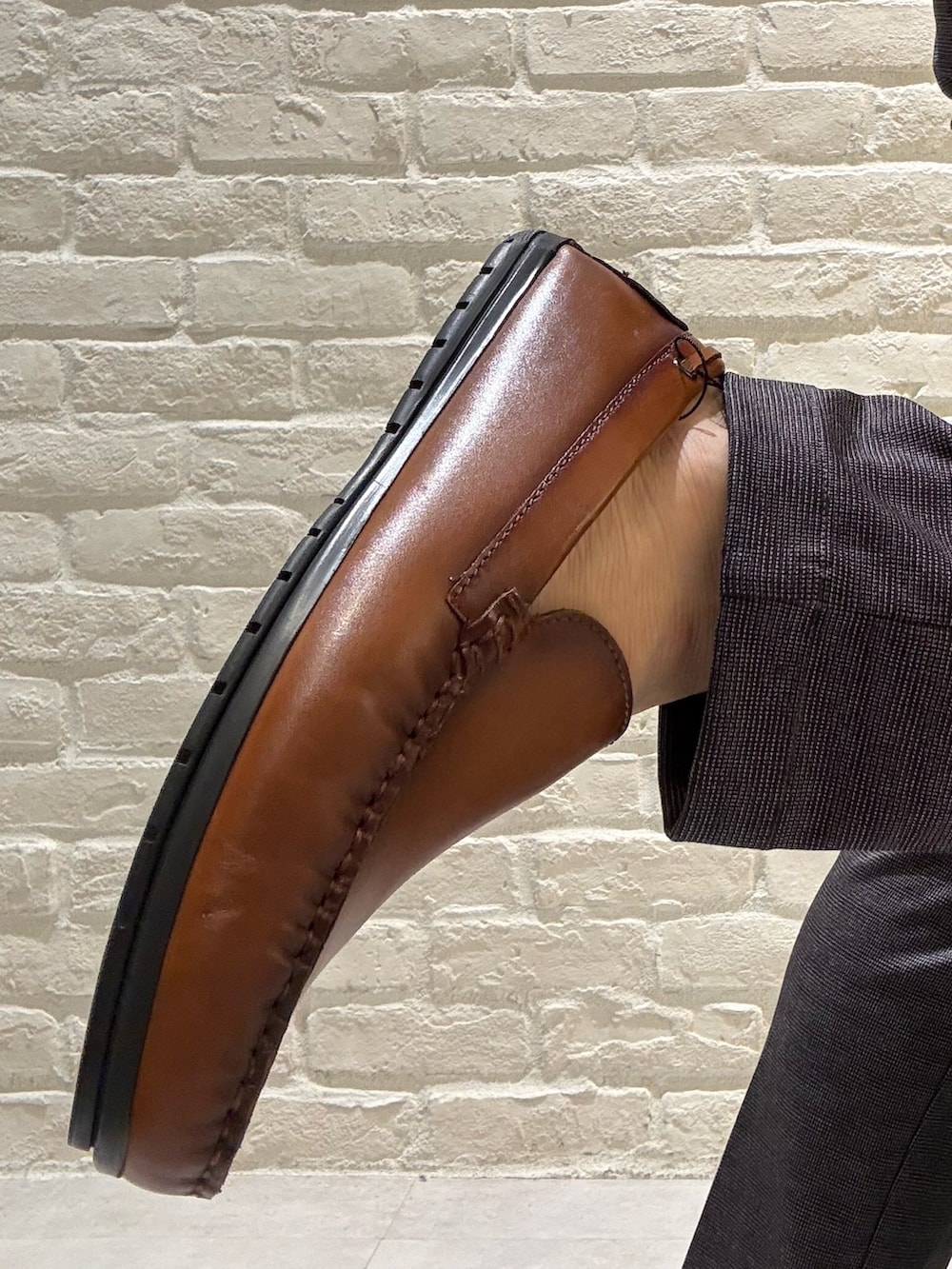 イエロー系のスリッポンを着用したメンズの冬コーディネートの4枚目の写真